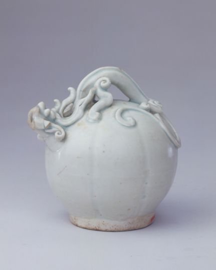 Jingdezhen kiln green and white glaze backflow pot, The Palace Museum