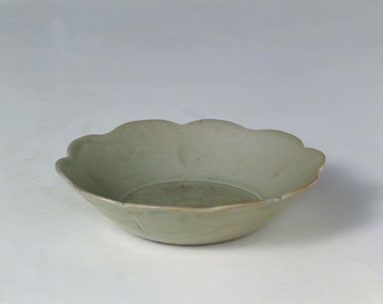 Yue kiln celadon bowl with petal mouth, The Palace Museum
