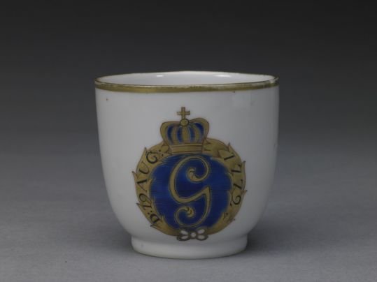 Pastel gold medallion cup, The Palace Museum