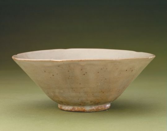 Yaozhou kiln celadon bowl with sunflower mouth, The Palace Museum