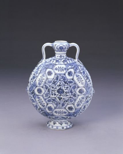Blue and white brocade pattern flat kettle with ears and garlic mouth, The Palace Museum