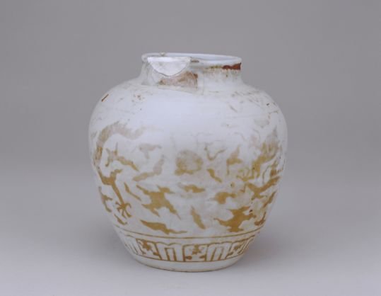 White glaze jar with gold cloud and dragon pattern, The Palace Museum