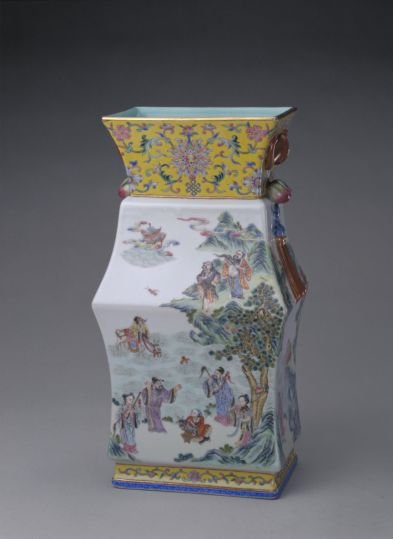 Shendetang pastel flat square bottle, The Palace Museum