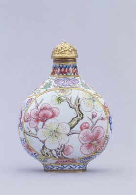 Kangxi style enamel plum blossom snuff bottle, The Palace Museum