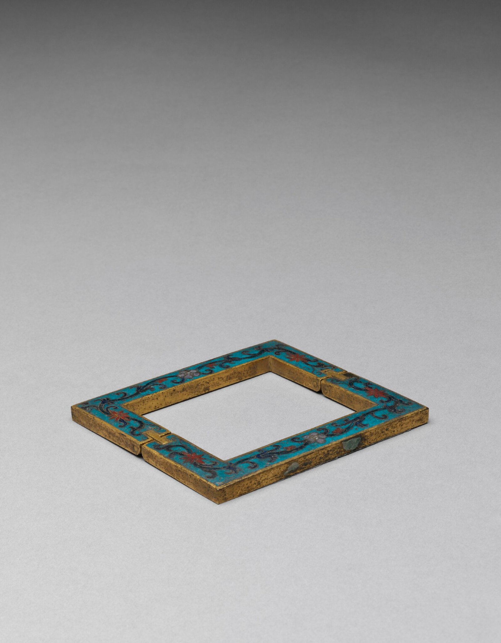 Cloisonné enamel floral imitation circle, The Palace Museum