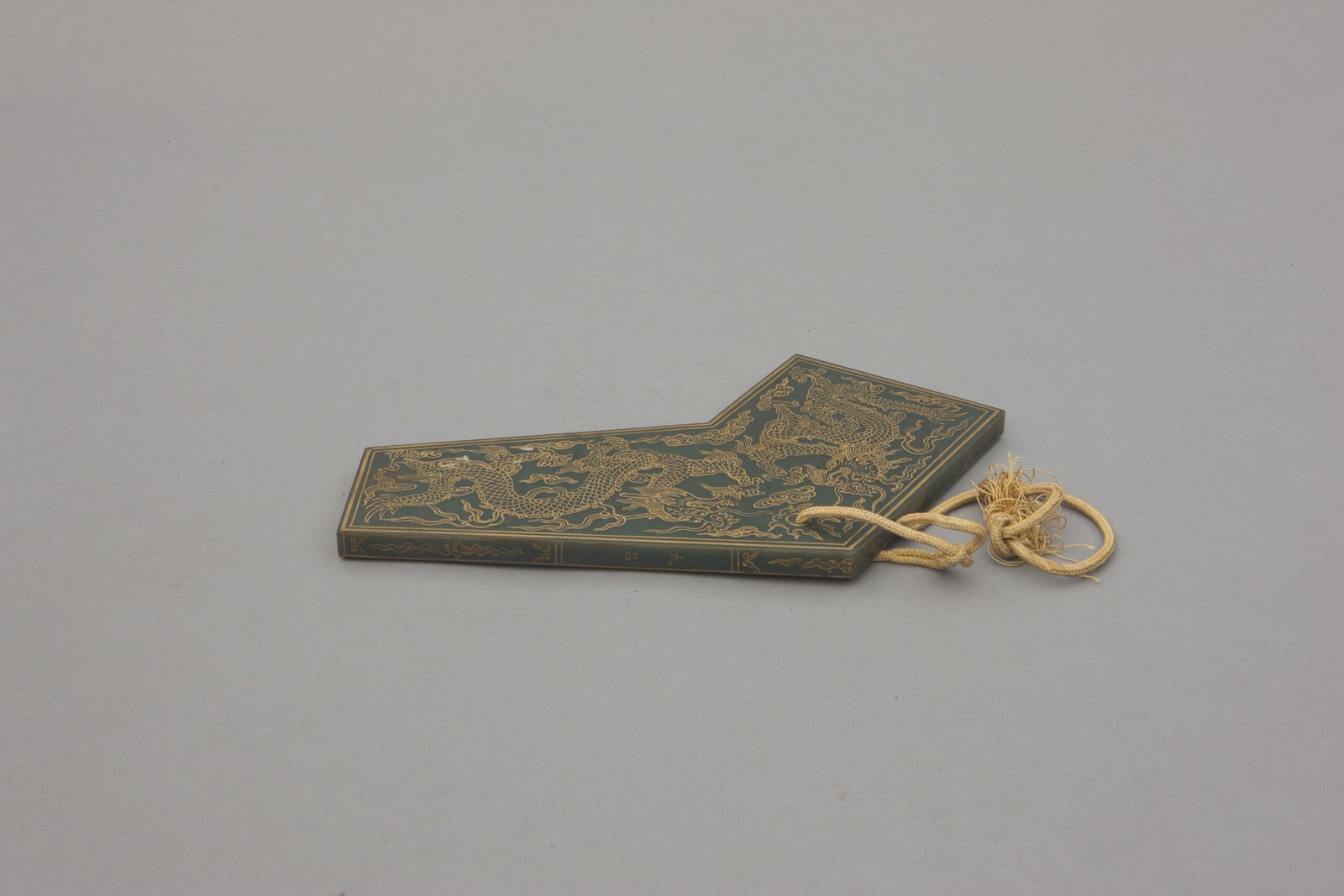 Jasper chime with golden cloud and dragon pattern - Da Lu Lu, The Palace Museum